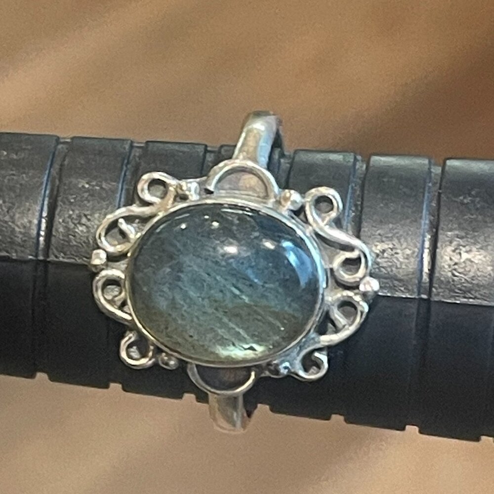 925 Sterling Silver Ring Featuring Labradorite Ge… - image 3